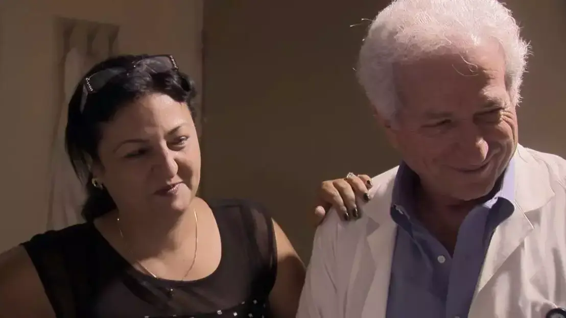 פרופ' יהושע דור, מומחה להפריה חוץ-גופית, יחד עם אמו של קיוון כהן פרופ' יהושע דור, מומחה להפריה חוץ-גופית, יחד עם אמו של קיוון כהן