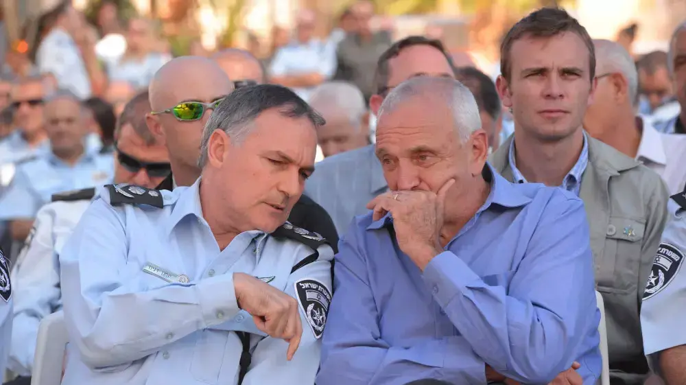 השר לביטחון פנים יצחק אהרונוביץ' ומפכ"ל המשטרה יוחנן דנינו בטקס החלפת מפקד מחוז מרכז ברמלה השר לביטחון פנים יצחק אהרונוביץ' ומפכ"ל המשטרה יוחנן דנינו בטקס החלפת מפקד מחוז מרכז ברמלה