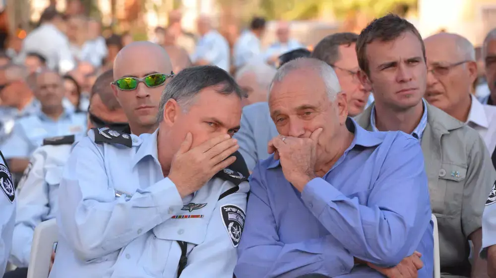 השר לביטחון פנים יצחק אהרונוביץ' ומפכ"ל המשטרה יוחנן דנינו בטקס החלפת מפקד מחוז מרכז ברמלה השר לביטחון פנים יצחק אהרונוביץ' ומפכ"ל המשטרה יוחנן דנינו בטקס החלפת מפקד מחוז מרכז ברמלה
