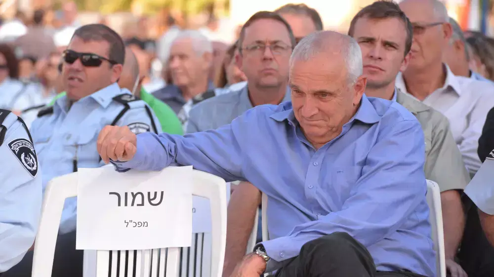 השר לביטחון פנים יצחק אהרונוביץ' הכיסא הריק של המפכ"ל בטקס חילופי מפקד מחוז מרכז ברמלה השר לביטחון פנים יצחק אהרונוביץ' הכיסא הריק של המפכ"ל בטקס חילופי מפקד מחוז מרכז ברמלה