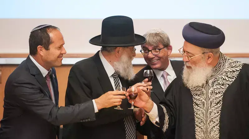 הרב שלמה עמאר והרב אריה שטרן הרבנים הראשיים של ירושלים עם ראש העיר ניר ברקת