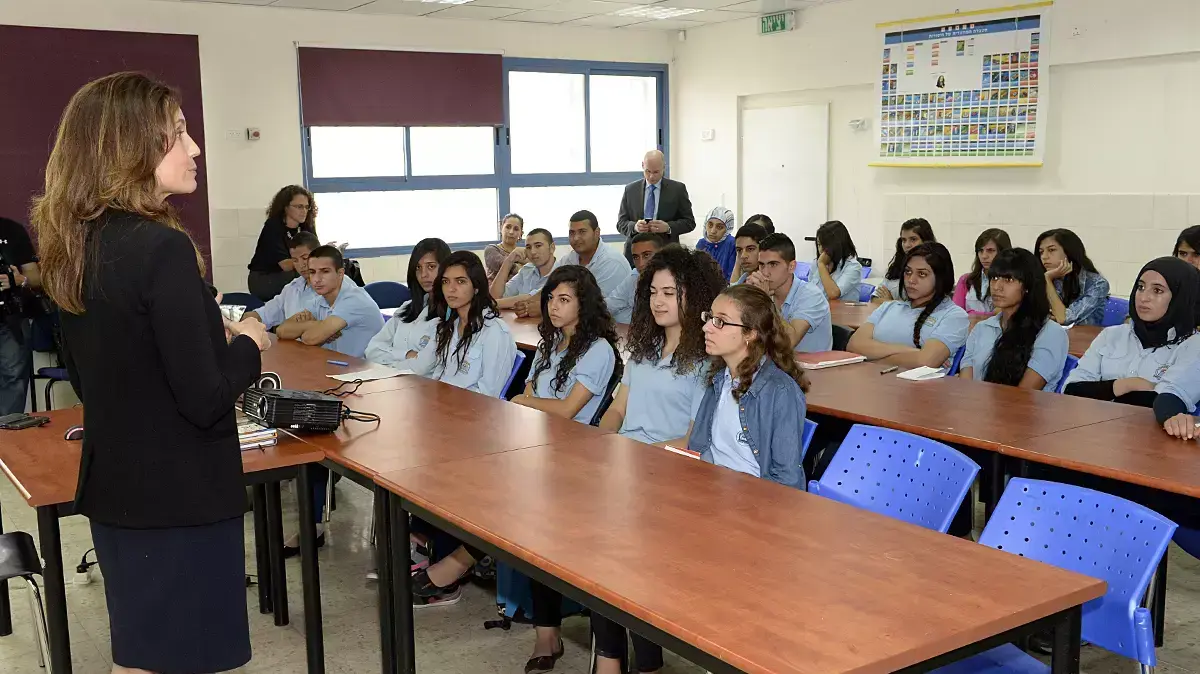 אוון ריאן, אחראית קשרי התרבות והחינוך של משרד החוץ האמריקני, בביקור בבית ספר תיכון בישראל. אוון ריאן, אחראית קשרי התרבות והחינוך של משרד החוץ האמריקני, בביקור בבית ספר תיכון בישראל.