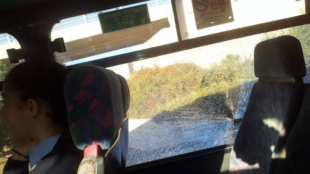 אוטובוס ניזוק מיידוי אבנים בצפון ירושלים' אוקטובר 2014 אוטובוס ניזוק מיידוי אבנים בצפון ירושלים' אוקטובר 2014