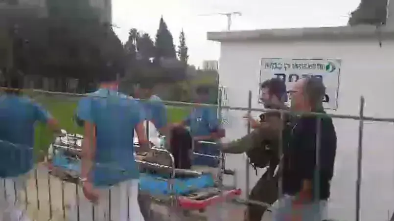 שתי חיילות קרקל מפונות לסורוקה. אוקטובר 2014 שתי חיילות קרקל מפונות לסורוקה. אוקטובר 2014