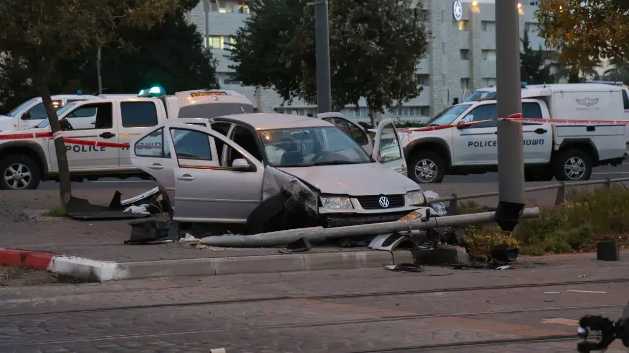 חשד לפיגוע דריסה בתחנת הרכבת הקלה בירושלים חשד לפיגוע דריסה בתחנת הרכבת הקלה בירושלים