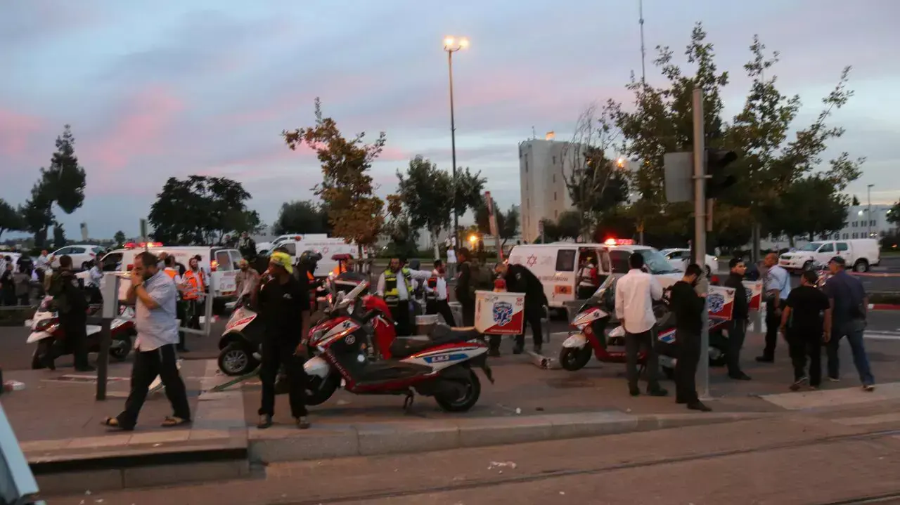 חשד לפיגוע דריסה בתחנת הרכבת הקלה בירושלים חשד לפיגוע דריסה בתחנת הרכבת הקלה בירושלים