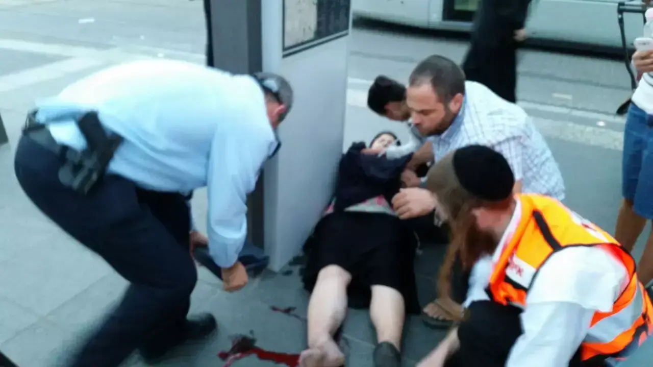 חשד לפיגוע דריסה בתחנת הרכבת הקלה בירושלים חשד לפיגוע דריסה בתחנת הרכבת הקלה בירושלים