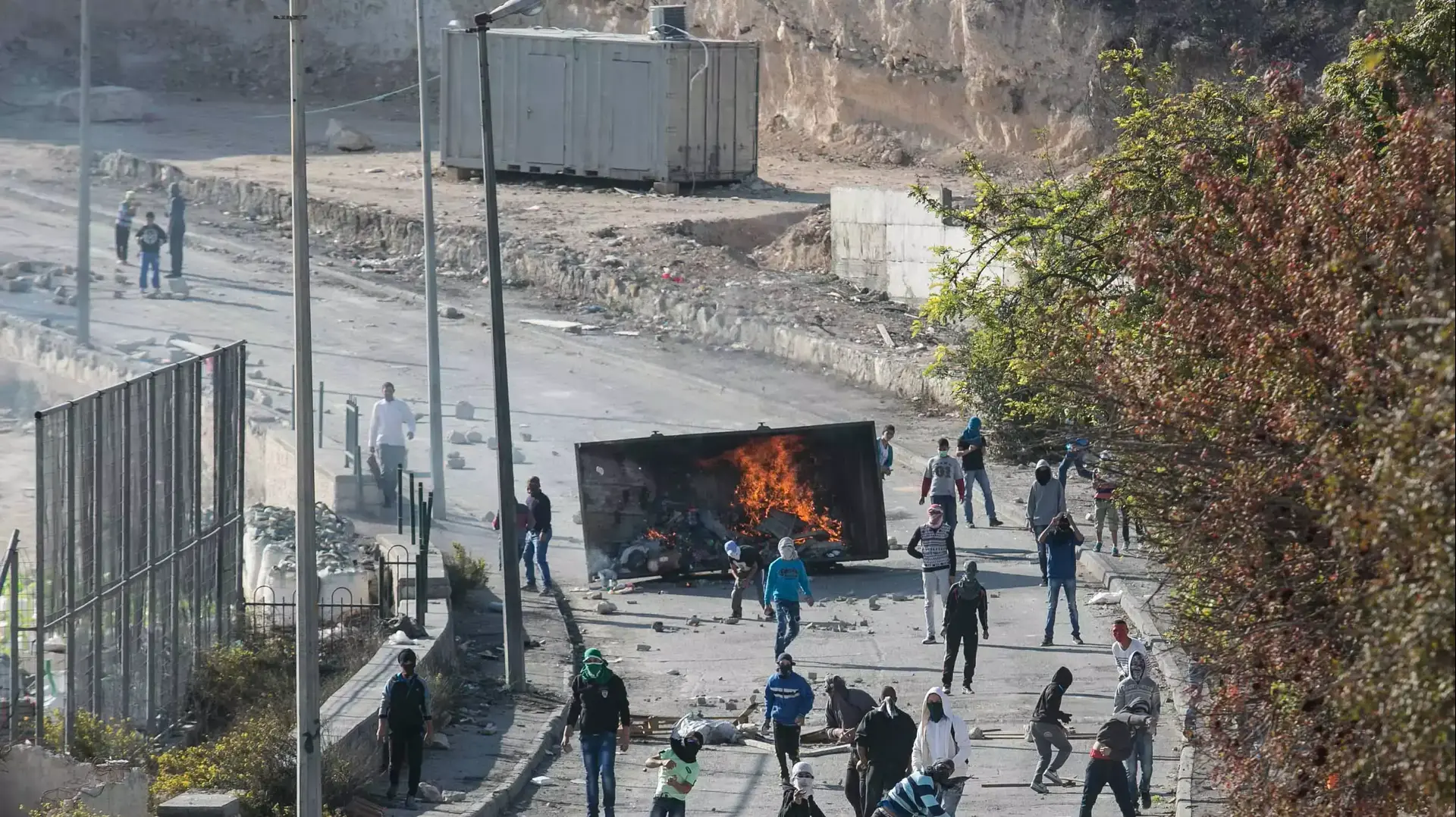 יידוי אבנים בכפר עיסאוויה בזמן ביקור ראש עיריית ירושלים ניר ברקת, אוקטובר 2014 יידוי אבנים בכפר עיסאוויה בזמן ביקור ראש עיריית ירושלים ניר ברקת, אוקטובר 2014