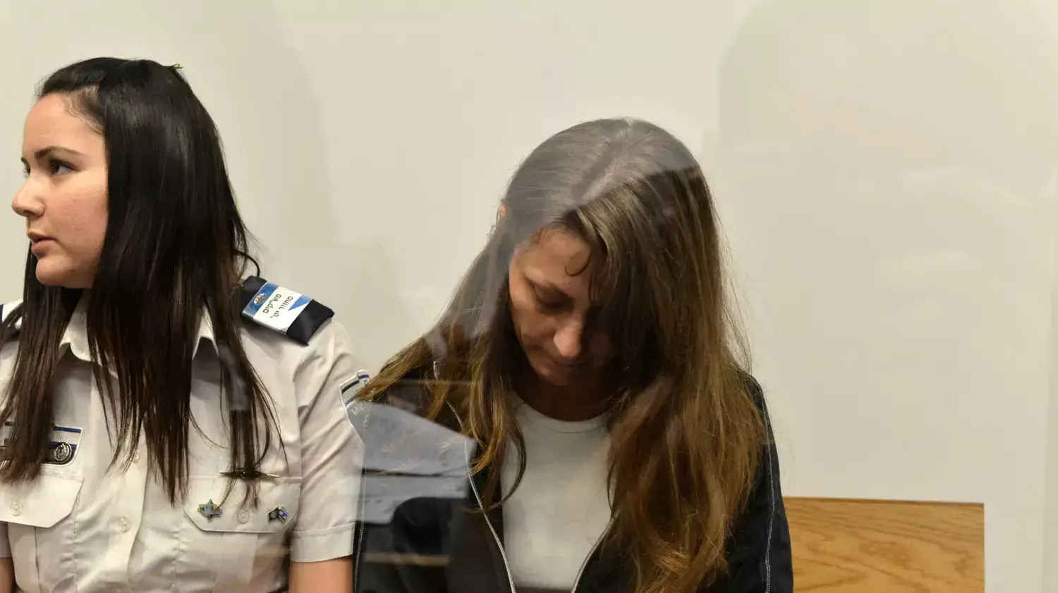 אנה קורמשינה (מימין) שהורשעה ברצח ד"ר אלי ללוז בתל אביב, בעת הקראת הכרעת דינה בבית המשפט המחוזי בתל אביב, 23.10.2014 אנה קורמשינה (מימין) שהורשעה ברצח ד"ר אלי ללוז בתל אביב, בעת הקראת הכרעת דינה בבית המשפט המחוזי בתל אביב, 23.10.2014