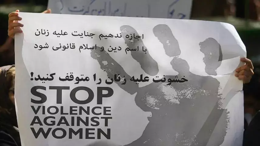 הפגנה בעיר איספהאן במחאה על התזת חומצה על נשים. איראן - 22 באוקטובר 2014 הפגנה בעיר איספהאן במחאה על התזת חומצה על נשים. איראן - 22 באוקטובר 2014
