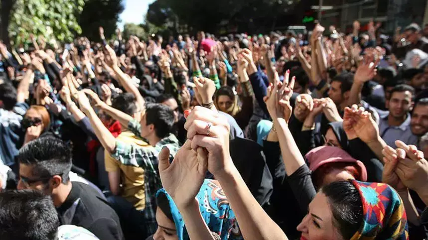 הפגנה בעיר איספהאן במחאה על התזת חומצה על נשים. איראן - 22 באוקטובר 2014