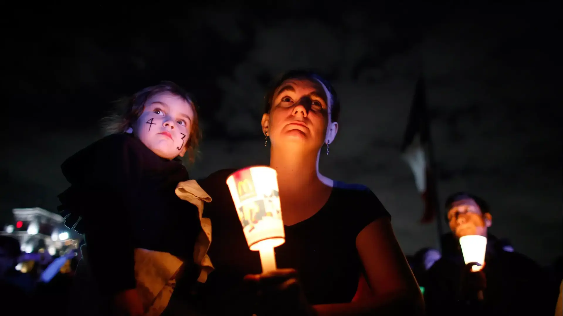 קרובי משפחה של הסטודנטים הנעדרים מפגינים במקסיקו סיטי קרובי משפחה של הסטודנטים הנעדרים מפגינים במקסיקו סיטי