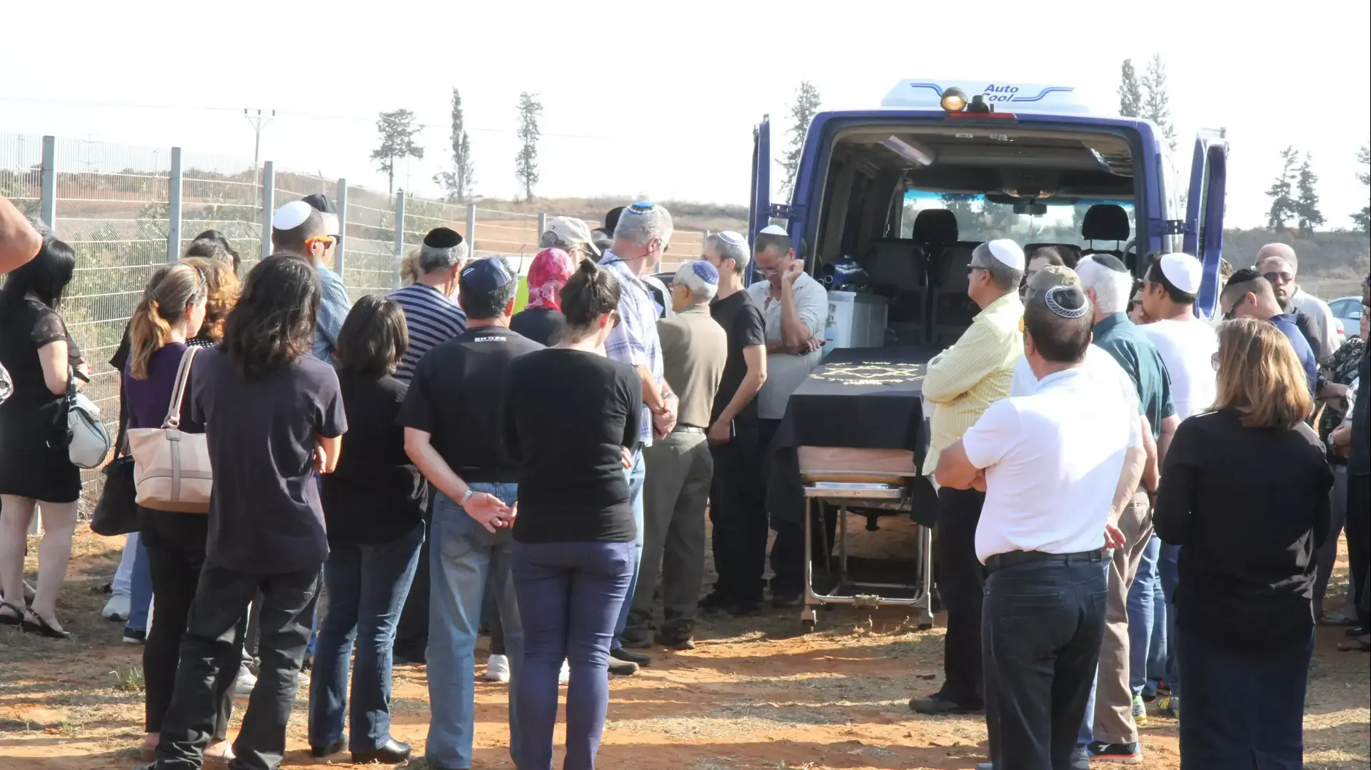 הלוויתה של מיכל גילי צ'רקסקי, שנהרגה בנפאל. מושב נורדיה, אוקטובר 2014 הלוויתה של מיכל גילי צ'רקסקי, שנהרגה בנפאל. מושב נורדיה, אוקטובר 2014