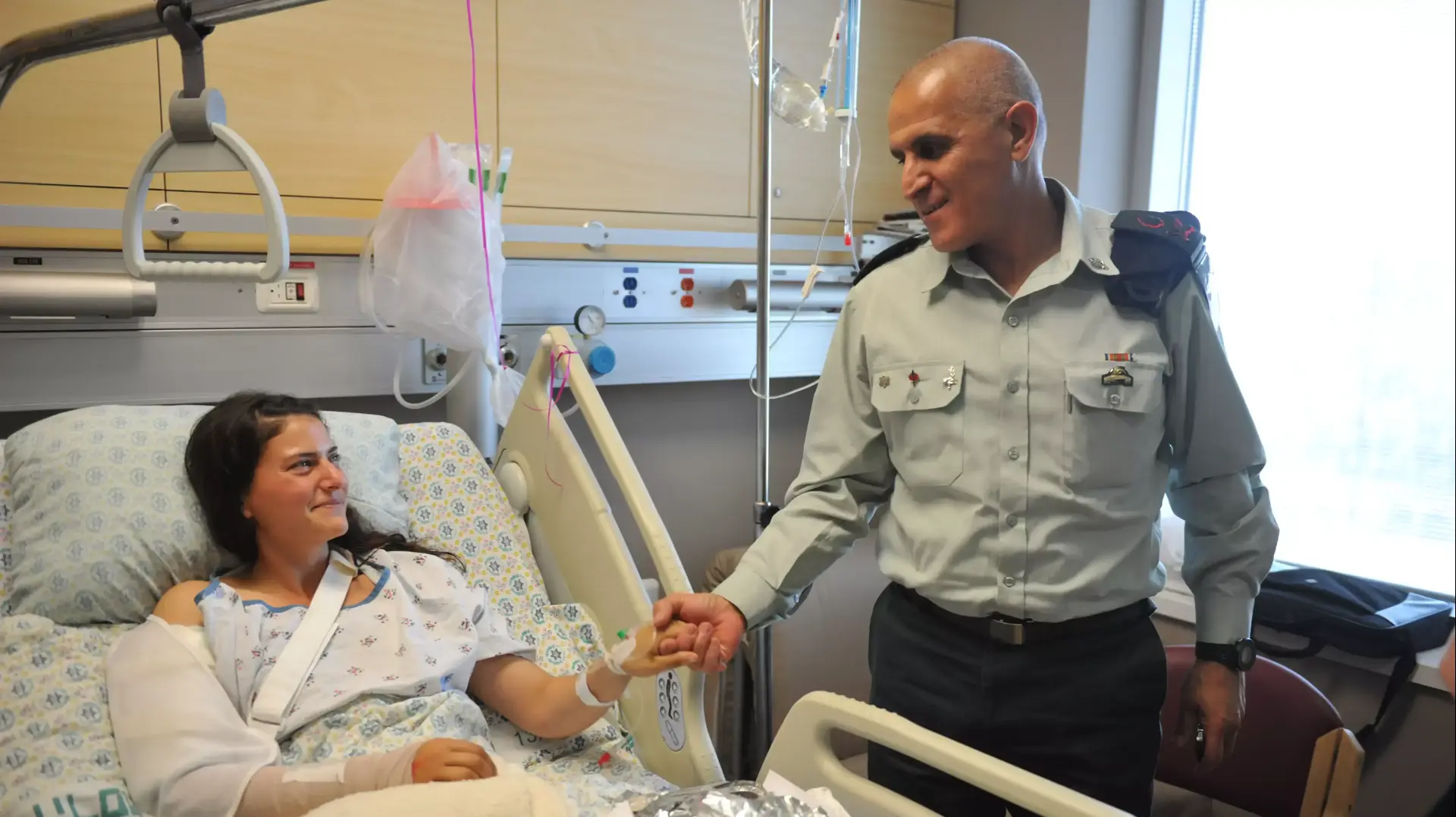מפקד פיקוד הדרום, האלוף שלמה (סמי) תורג?מן, מבקר את סרן אור בן יהודה, מפקדת הפלוגה בגדוד קרקל שנפצעה בתקרית בעזוז, אוקטובר 2014 מפקד פיקוד הדרום, האלוף שלמה (סמי) תורג?מן, מבקר את סרן אור בן יהודה, מפקדת הפלוגה בגדוד קרקל שנפצעה בתקרית בעזוז, אוקטובר 2014