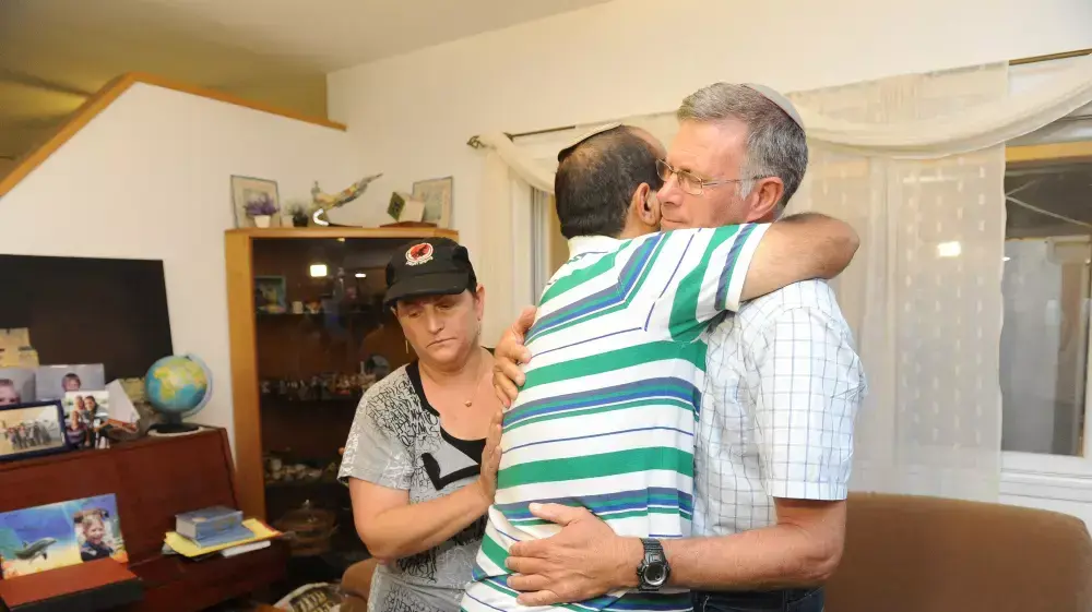 המטייל איתן עידן נפגש עם הוריה של תמר אריאל שנהרגה בנפאל