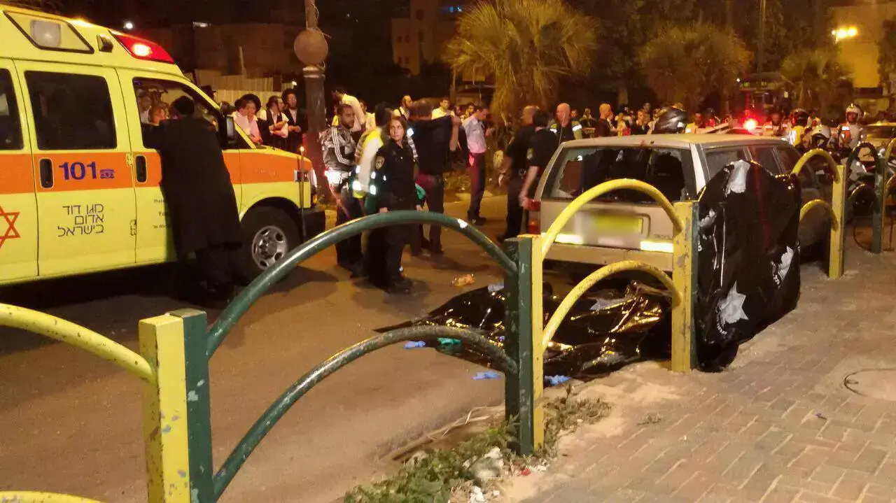 נער שרכב על רולר בליידס בבני ברק התנגש ברכב חונה ומת 24 באוקטובר 2014 נער שרכב על רולר בליידס בבני ברק התנגש ברכב חונה ומת 24 באוקטובר 2014
