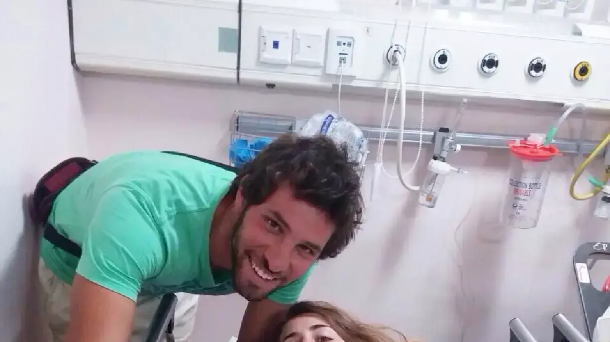 מיכל אלרואי שנפצעה בהתהפכות האוטובוס בנפאל, בבית החולים בקטמנדו מיכל אלרואי שנפצעה בהתהפכות האוטובוס בנפאל, בבית החולים בקטמנדו
