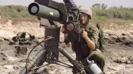 חייל יורה טיל נגד טנקים מסוג ספייק בייצור רפאל חייל יורה טיל נגד טנקים מסוג ספייק בייצור רפאל