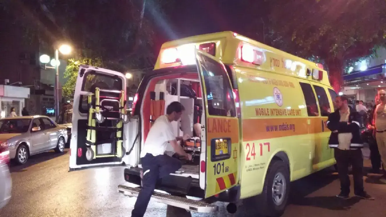 צוותי מדא באזור השריפה ברחוב דיזנגוף בתל אביב צוותי מדא באזור השריפה ברחוב דיזנגוף בתל אביב