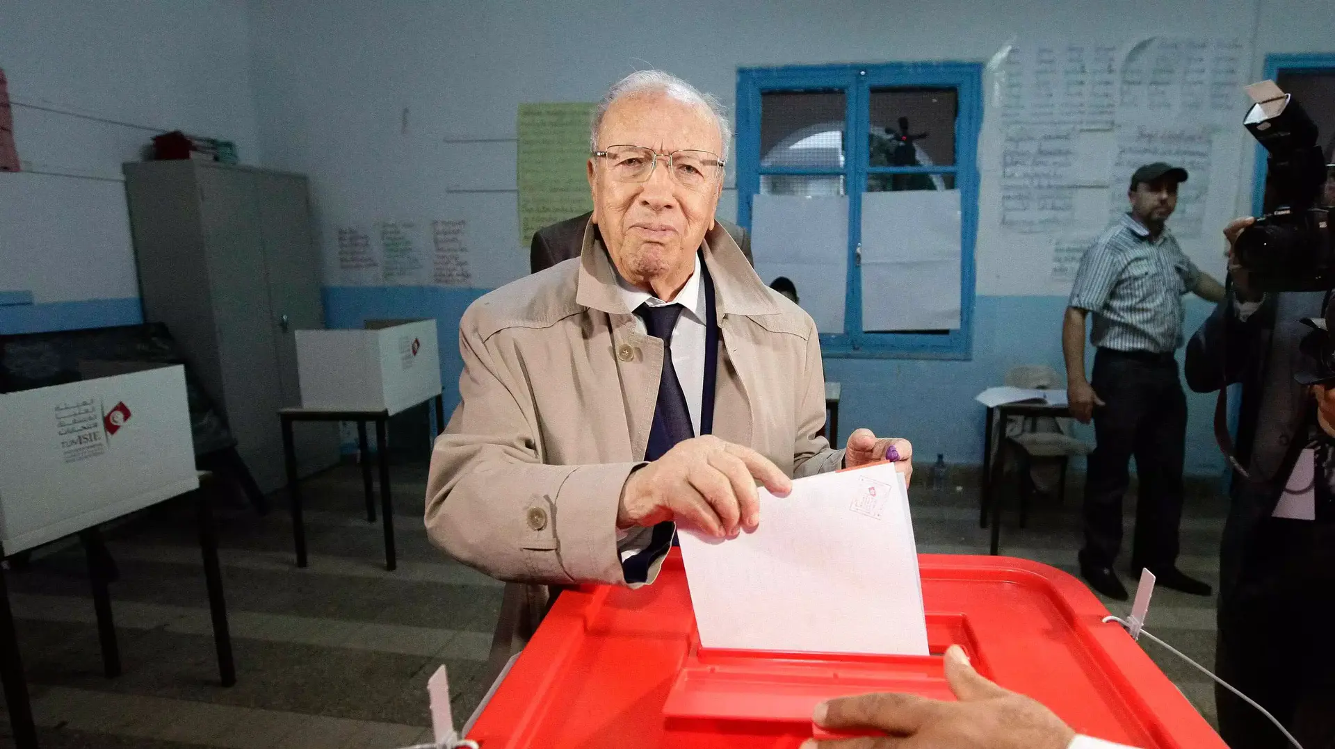 מצביעים בבחירות בתוניסיה מצביעים בבחירות בתוניסיה