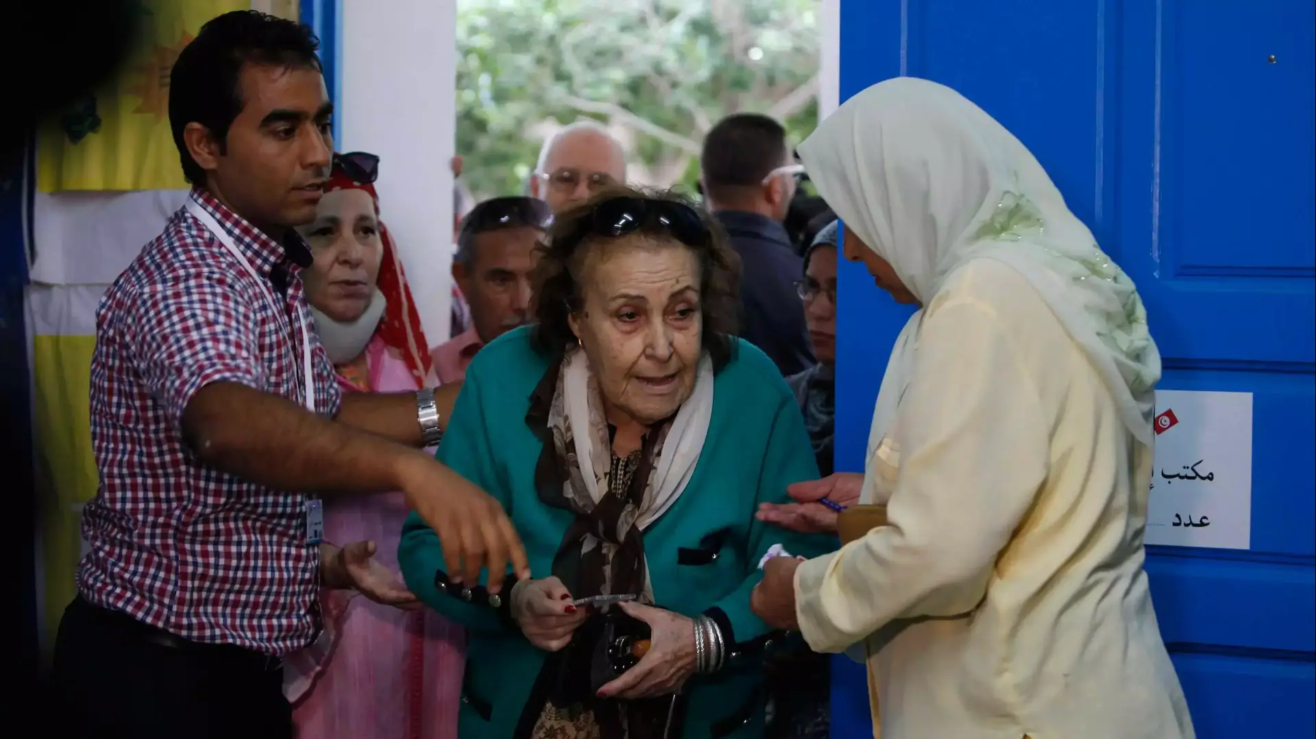 מצביעים בבחירות בתוניסיה מצביעים בבחירות בתוניסיה