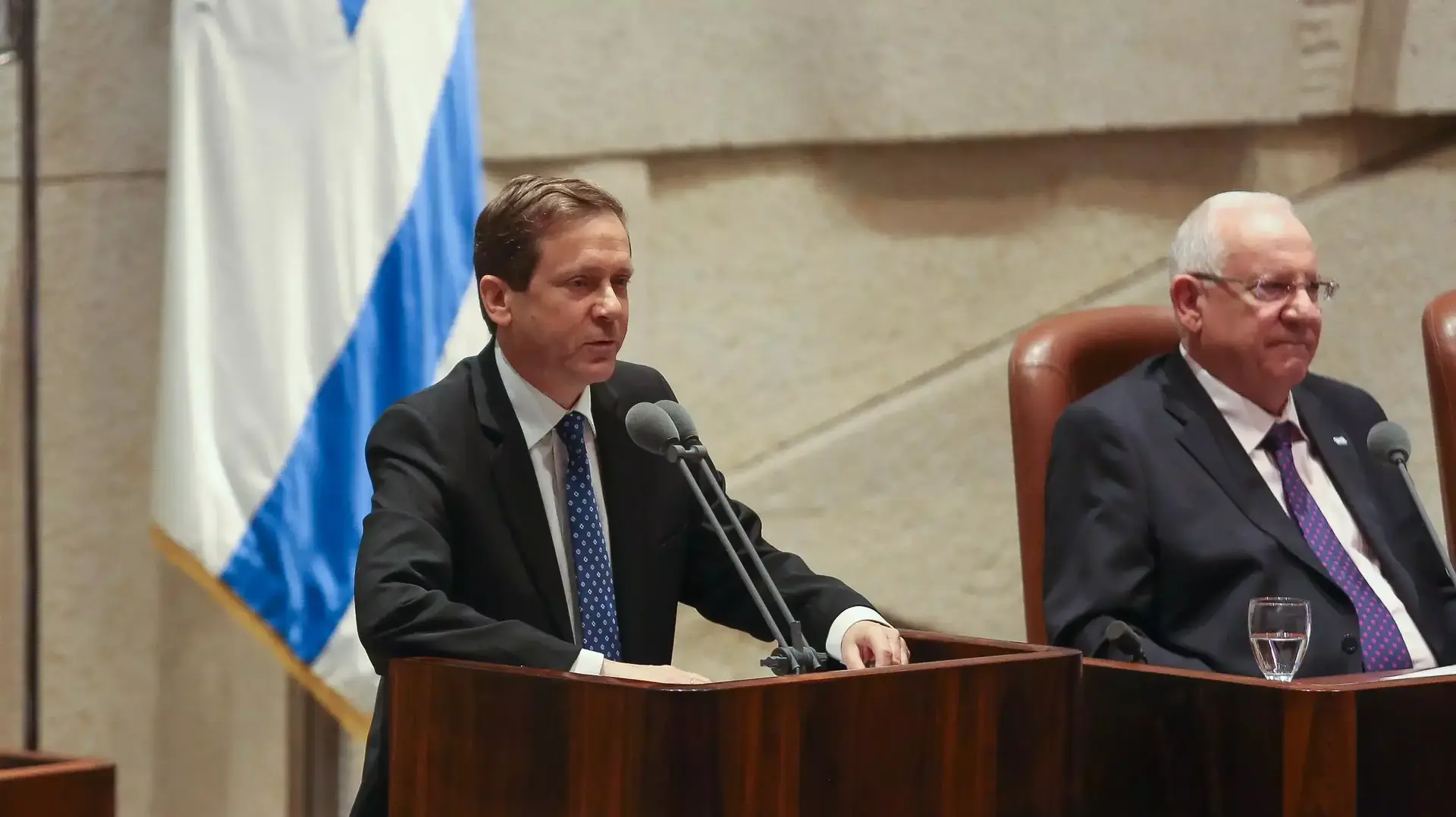 יו"ר האפוזיציה יצחק בוז'י הרצוג בישיבת הפתיחה של המושב השלישי של הכנסת ה- 19 , אוקטובר 2014 יו"ר האפוזיציה יצחק בוז'י הרצוג בישיבת הפתיחה של המושב השלישי של הכנסת ה- 19 , אוקטובר 2014