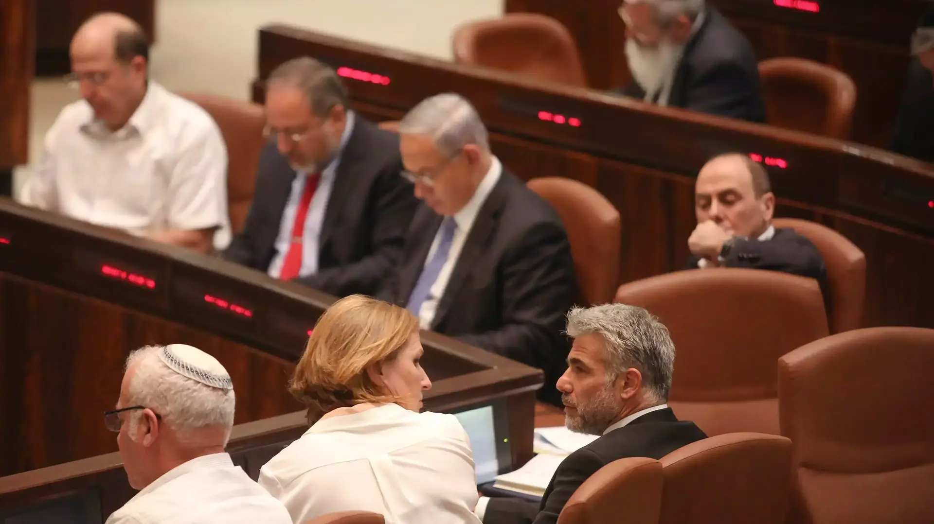 השר יאיר לפיד והשרה ציפי לבני בישיבת הפתיחה של המושב השלישי של הכנסת ה- 19 , אוקטובר 2014 השר יאיר לפיד והשרה ציפי לבני בישיבת הפתיחה של המושב השלישי של הכנסת ה- 19 , אוקטובר 2014