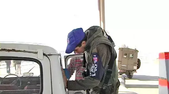 חייל במחסום קלנדיה ליד רמאללה