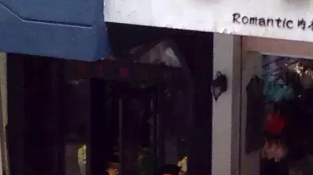 גנבת מופשטת ברחוב על ידי בעלי החנות גנבת מופשטת ברחוב על ידי בעלי החנות