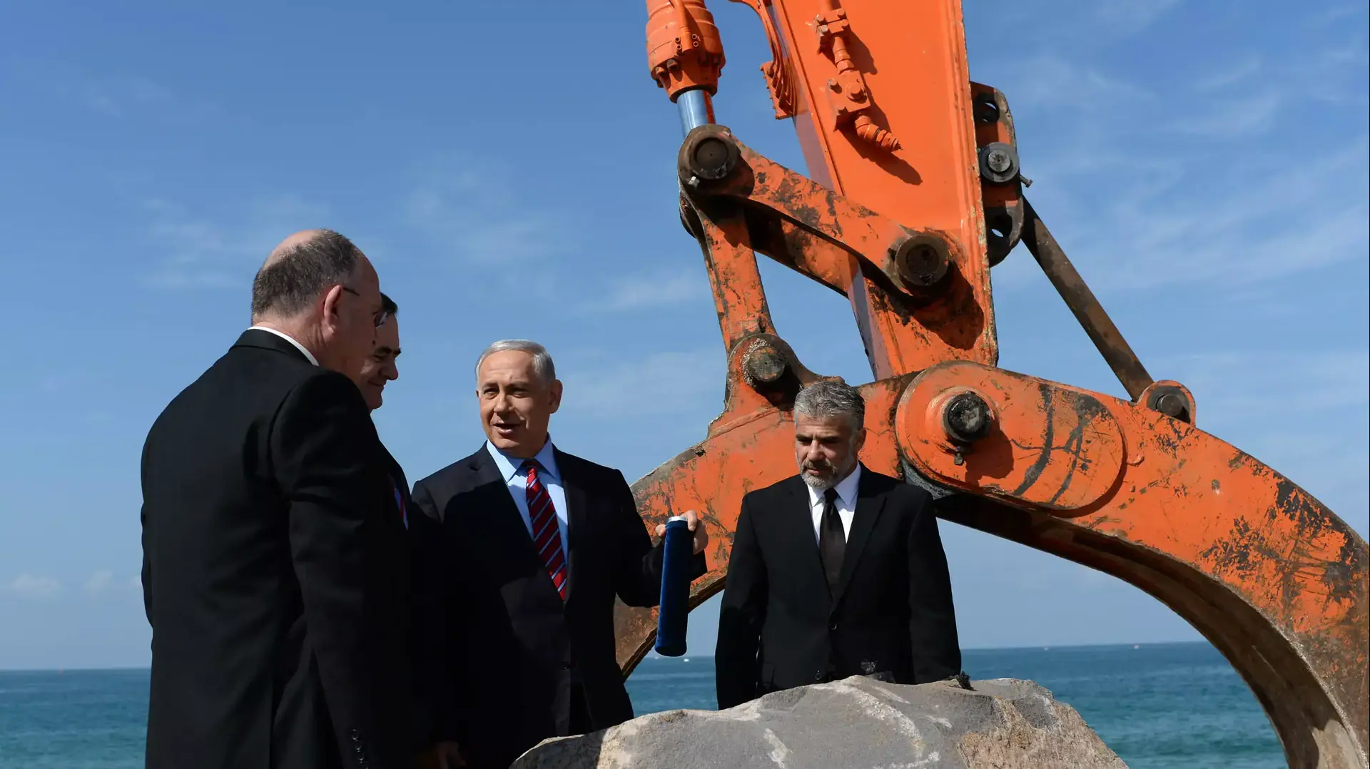 ראש הממשלה בנימין נתניהו, השר יאיר לפיד והשר ישראל כץ בטקס הנחת אבן פינה לנמל החדש באשדוד, אוקטובר 2014 ראש הממשלה בנימין נתניהו, השר יאיר לפיד והשר ישראל כץ בטקס הנחת אבן פינה לנמל החדש באשדוד, אוקטובר 2014