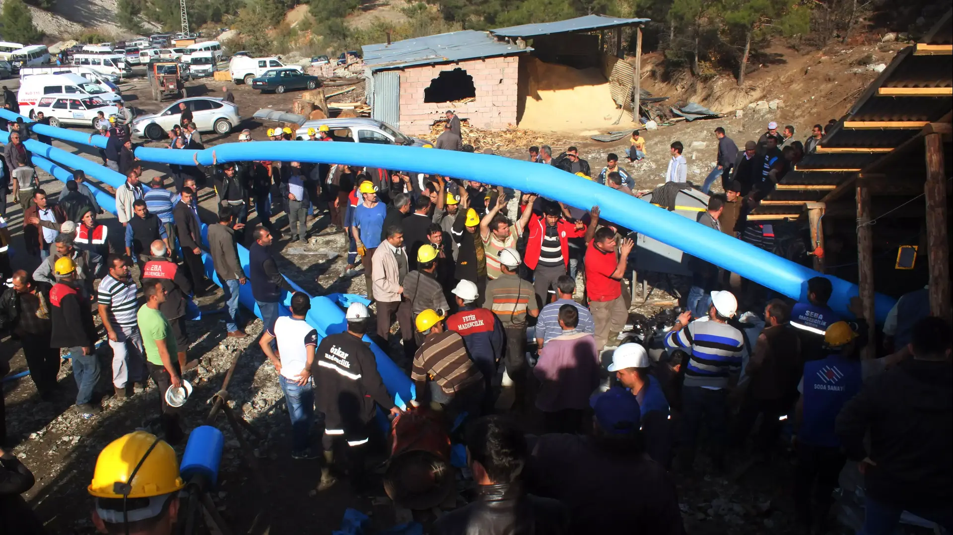 צוותי חילוץ מנסים לשאוב מים מהמכרה שקרס עקב הצפה בעיר ארמנק, שבדרום טורקיה, 28 באוקטובר 2014 צוותי חילוץ מנסים לשאוב מים מהמכרה שקרס עקב הצפה בעיר ארמנק, שבדרום טורקיה, 28 באוקטובר 2014