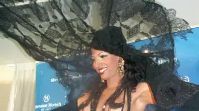 דנה אינטרנשיונל לובשת זאן פול גוטייה דנה אינטרנשיונל לובשת זאן פול גוטייה