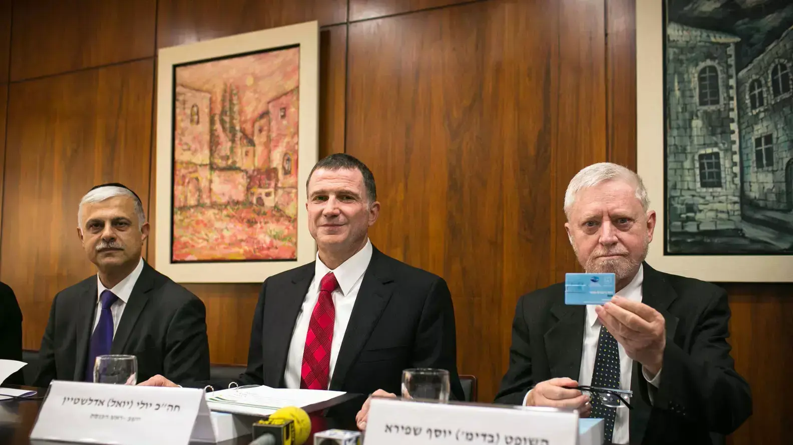 מבקר המדינה יוסף שפירא מגיש את דוח הביקורת השנתי ליו"ר הכנסת יולי אדלשטיין מבקר המדינה יוסף שפירא מגיש את דוח הביקורת השנתי ליו"ר הכנסת יולי אדלשטיין