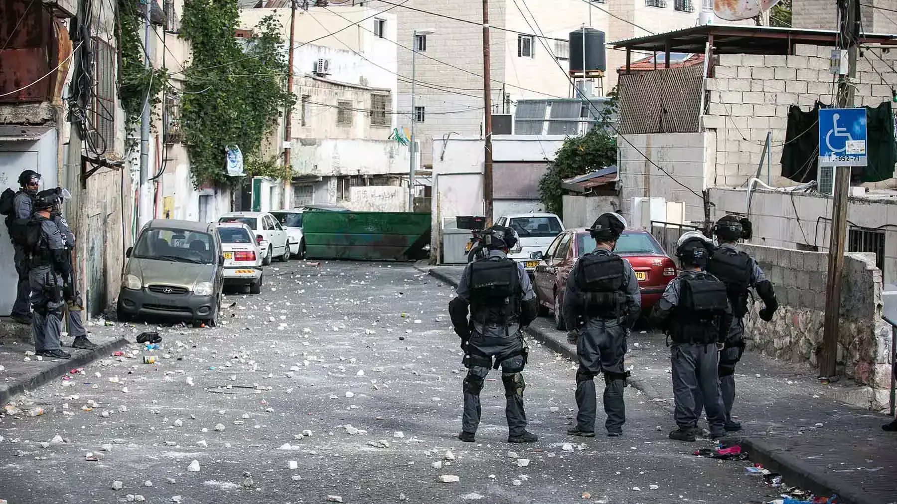 כוחות משטרה באבו טוב ליד בית משפחתו של מעתז חיג'אזי שירה ביהודה גליק במרכז בגין, ירושלים כוחות משטרה באבו טוב ליד בית משפחתו של מעתז חיג'אזי שירה ביהודה גליק במרכז בגין, ירושלים