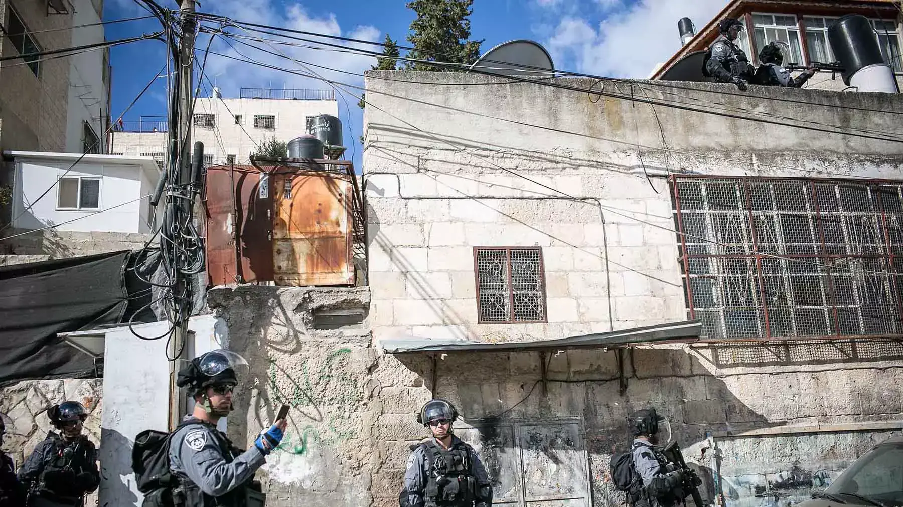 כוחות משטרה באבו טוב ליד בית משפחתו של מעתז חיג'אזי שירה ביהודה גליק במרכז בגין, ירושלים כוחות משטרה באבו טוב ליד בית משפחתו של מעתז חיג'אזי שירה ביהודה גליק במרכז בגין, ירושלים