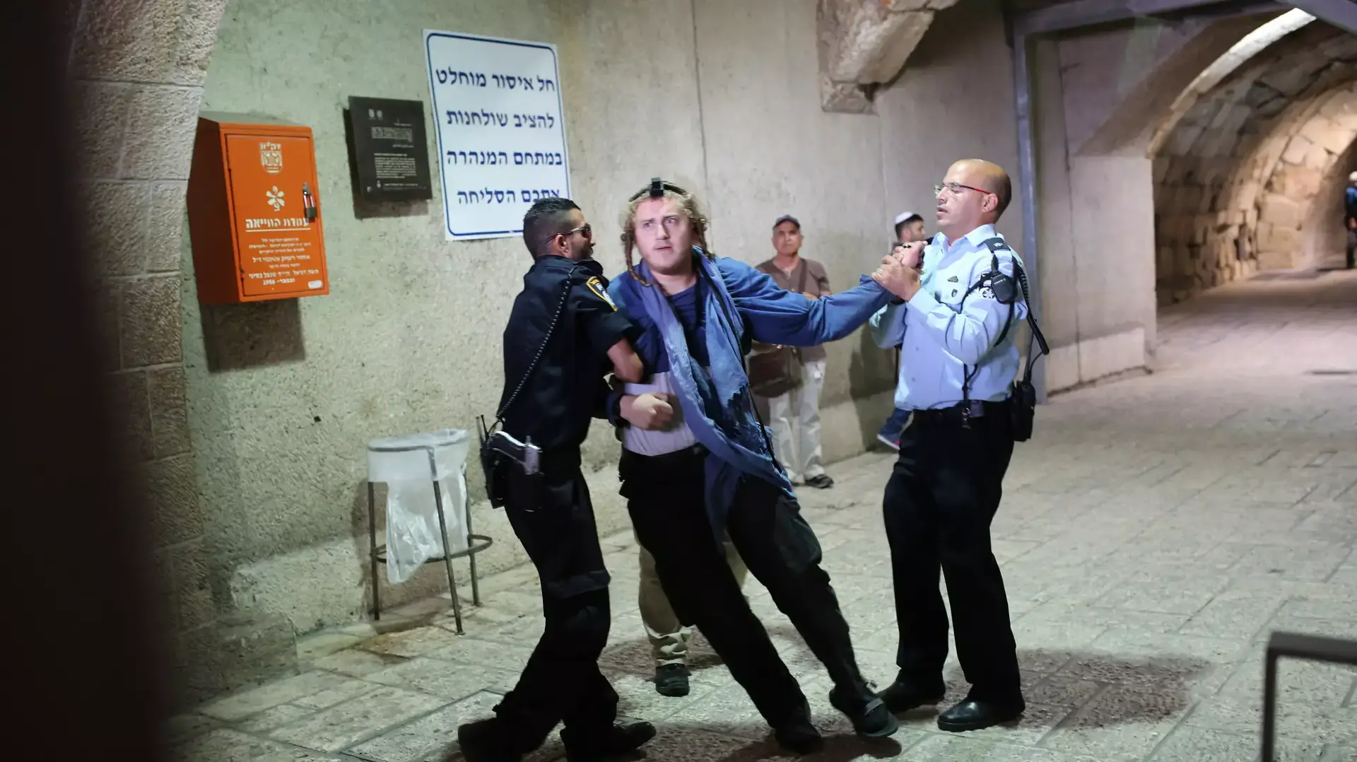 כוחות הביטחון מונעים ממפגינים להיכנס להר הבית, ירושלים כוחות הביטחון מונעים ממפגינים להיכנס להר הבית, ירושלים