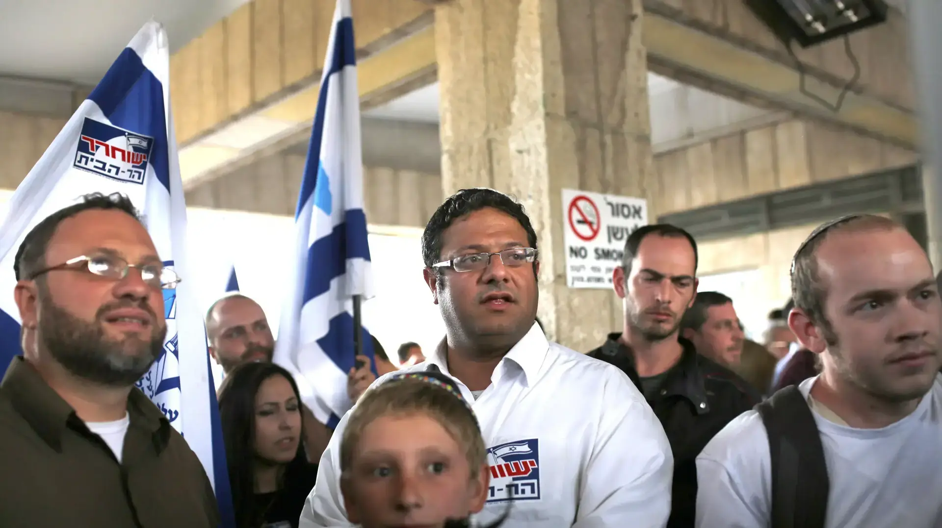 איתמר בן גביר יחד עם פעילי ימין בניסיון להיכנס להר הבית בירושלים, אוקטובר 2014 איתמר בן גביר יחד עם פעילי ימין בניסיון להיכנס להר הבית בירושלים, אוקטובר 2014