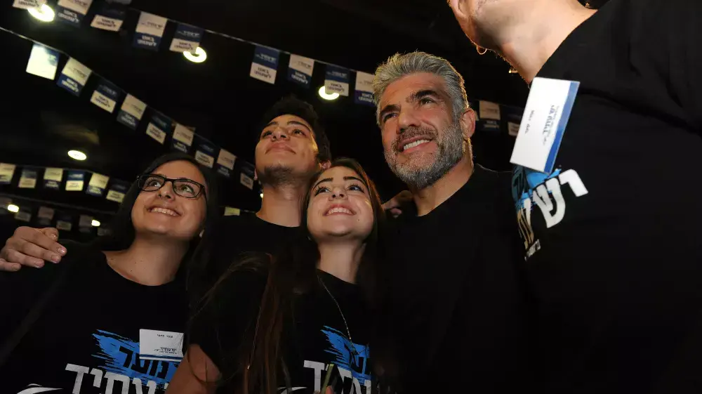 השר יאיר לפיד ופעילים בכנס של מפלגתו בבית ציוני אמריקה, אוקטובר 2014 השר יאיר לפיד ופעילים בכנס של מפלגתו בבית ציוני אמריקה, אוקטובר 2014