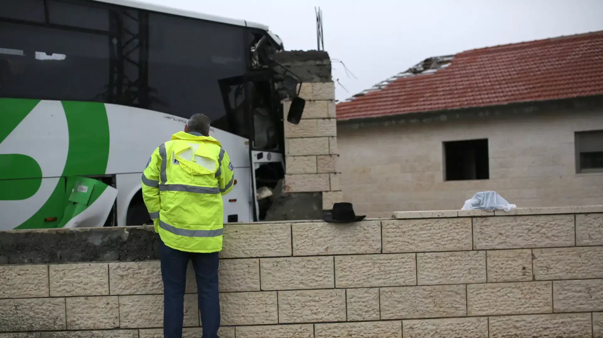 אוטובוס נכנס בבניין בגבעת זאב אוטובוס נכנס בבניין בגבעת זאב
