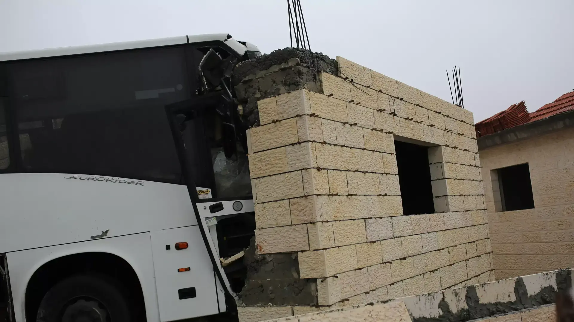 אוטובוס נכנס בבניין בגבעת זאב אוטובוס נכנס בבניין בגבעת זאב