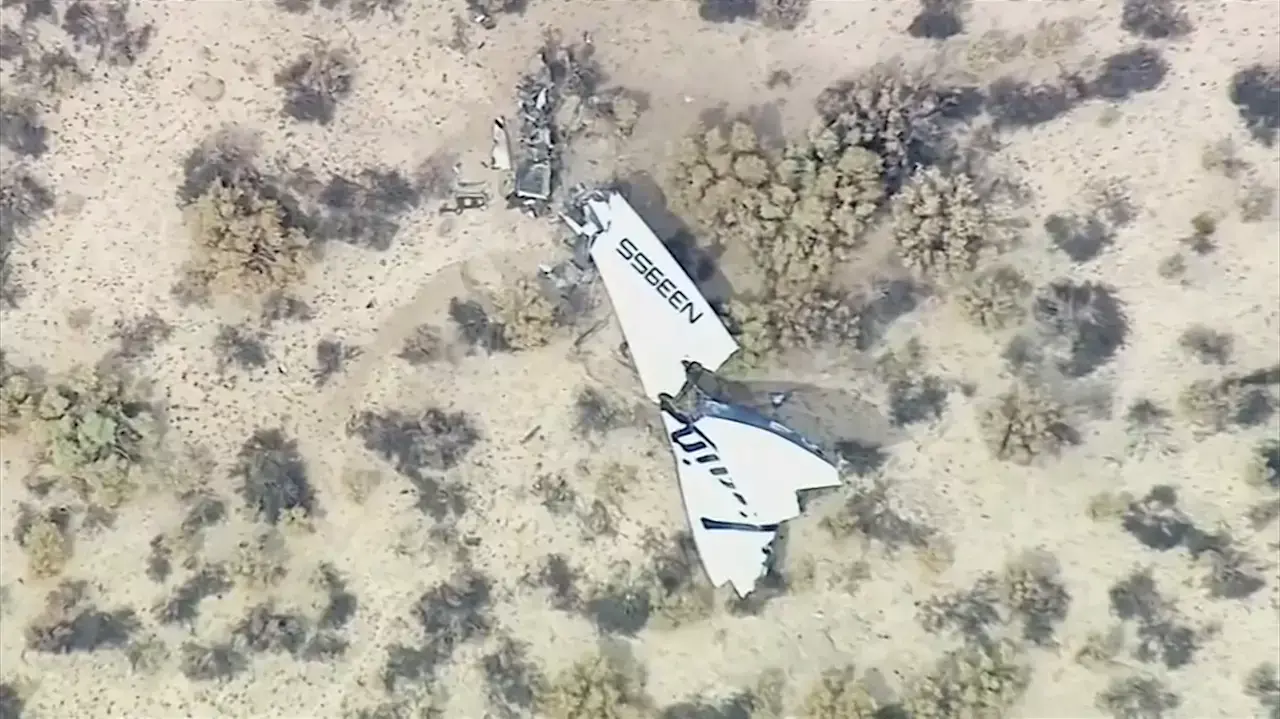 טייס אחד נהרג וטייס נוסף נפצע בהתרסקות מעבורת התיירות Spaceshiptwo במדבר מוהאבי שבקליפורניה טייס אחד נהרג וטייס נוסף נפצע בהתרסקות מעבורת התיירות Spaceshiptwo במדבר מוהאבי שבקליפורניה