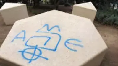 ארגון לאומני קיצוני ביוון השחית את אנדרטת השואה באתונה