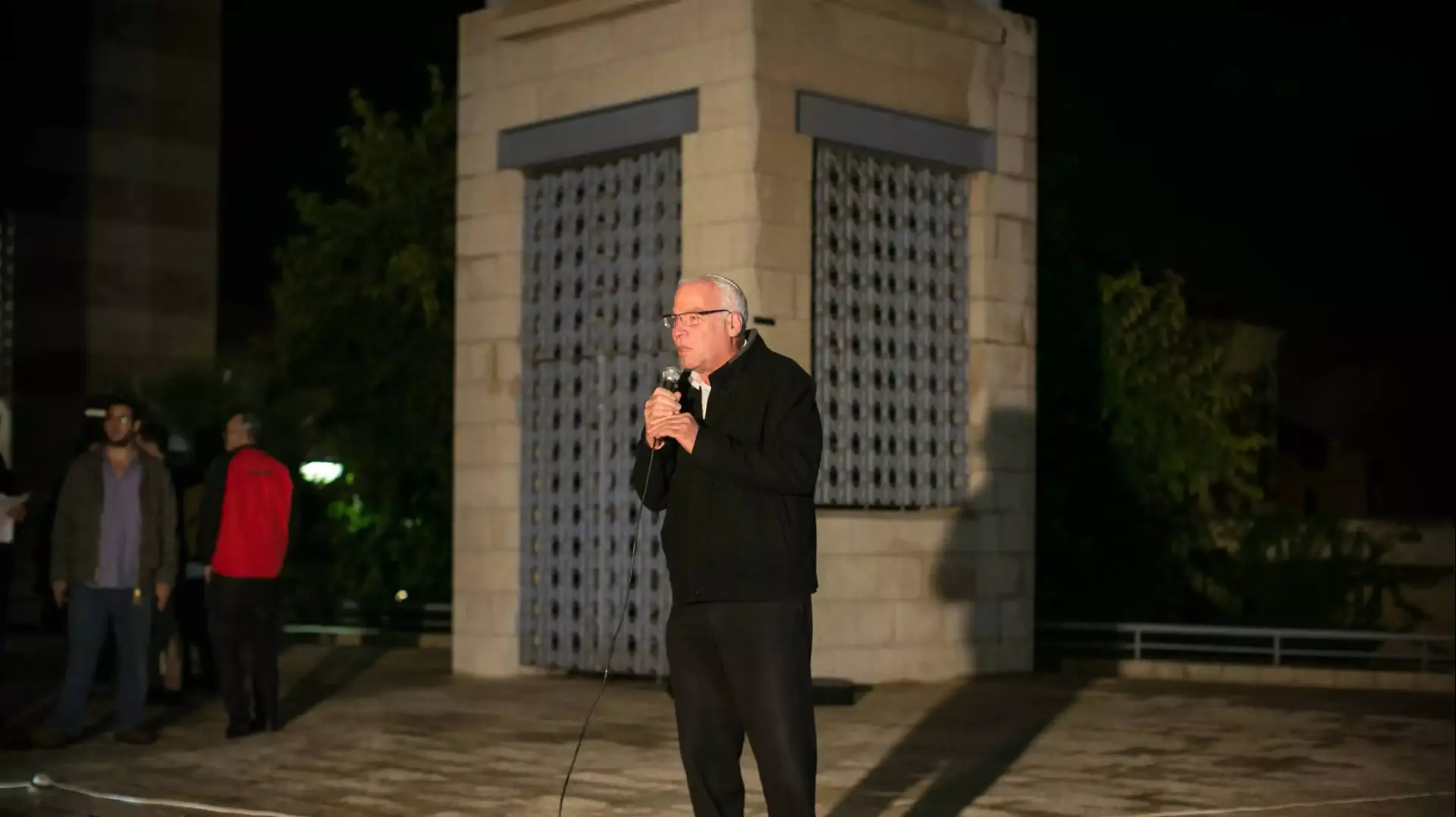 השר אורי אריאל בעצרת תפילה לשלומו של יהדוה גליק, 1 בנובמבר 2014 השר אורי אריאל בעצרת תפילה לשלומו של יהדוה גליק, 1 בנובמבר 2014