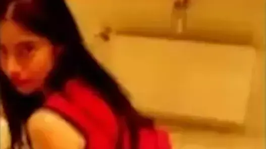 הצטלמה כשהיא עושה את צרכיה על דגל ישראל - ונעצרה