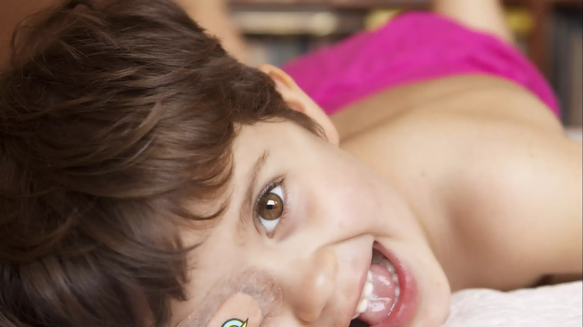 ילד פוזל