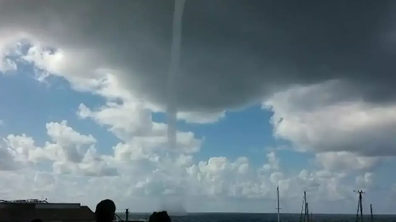 תיעוד נדיר: נד מים דמוי טורנדו נצפה מול חופי תל אביב