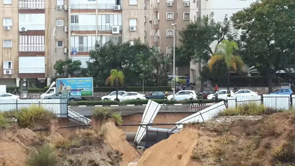 בור נפער ברחוב בחולון כתוצאה מהצפות, נובמבר 2014 בור נפער ברחוב בחולון כתוצאה מהצפות, נובמבר 2014