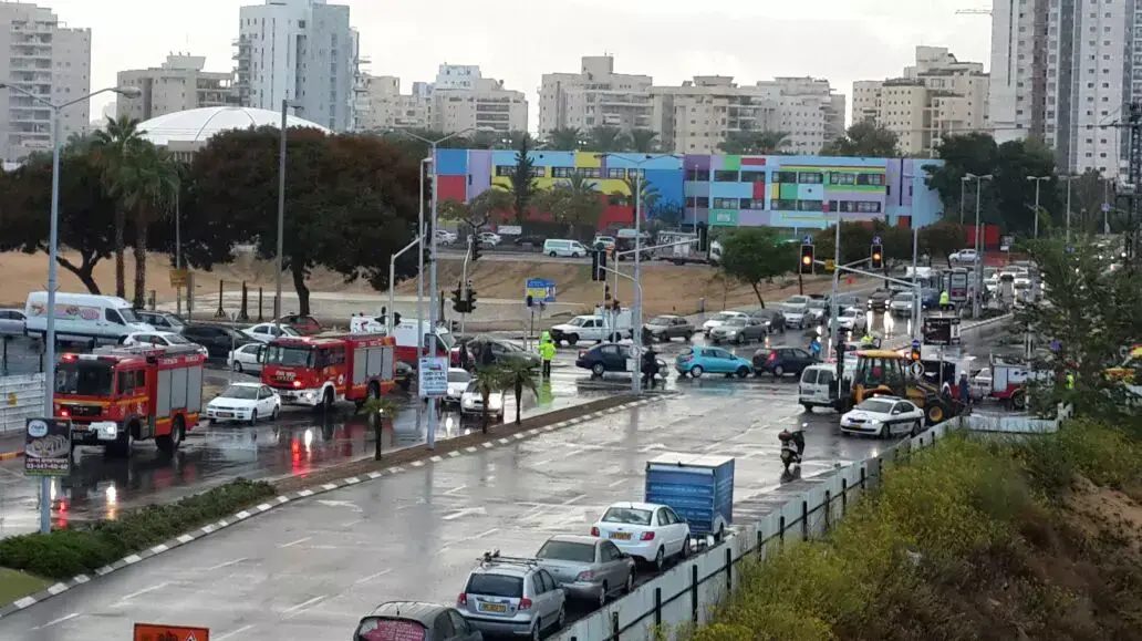בור נפער ברחוב בחולון כתוצאה מהצפות, נובמבר 2014 בור נפער ברחוב בחולון כתוצאה מהצפות, נובמבר 2014