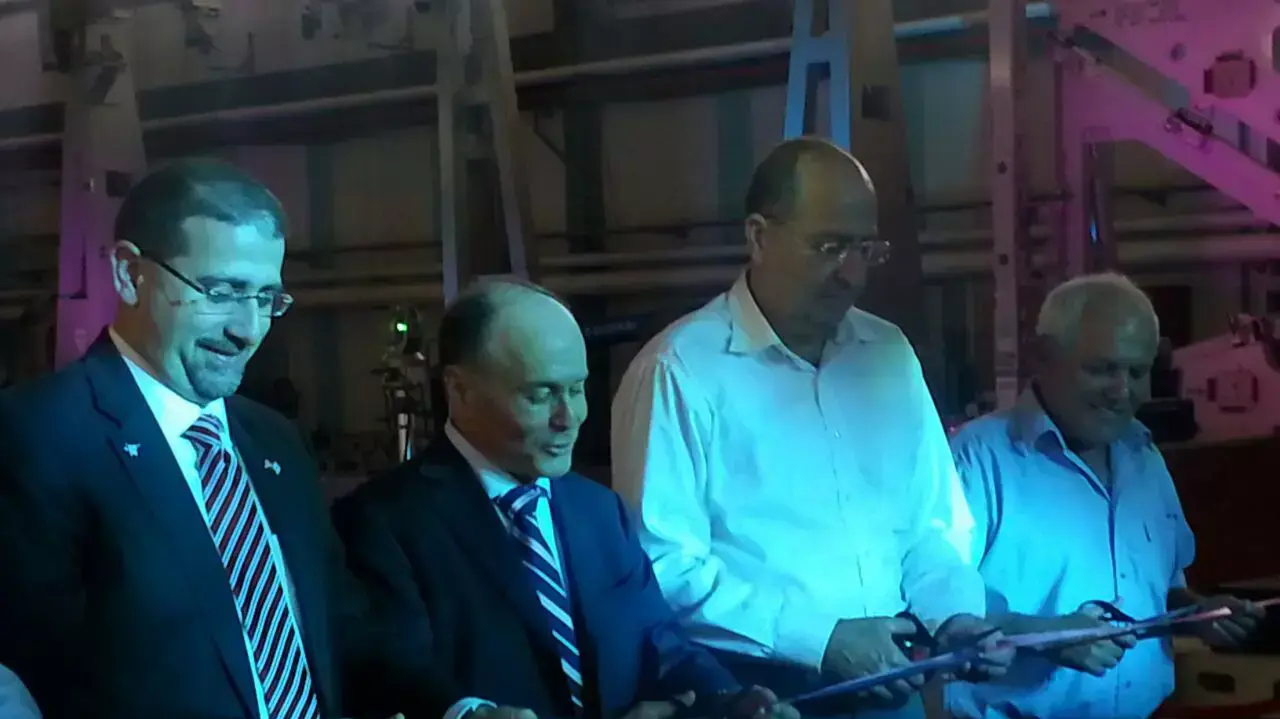 שר הביטחון משה (בוגי ) יעלון ושגריר ארה"ב דן שפירו, חנכו לפני זמן קצר את פס הייצור של כנפי מטוס ה-F35 במפעל התעשייה האווירית, נובמבר 2014 שר הביטחון משה (בוגי ) יעלון ושגריר ארה"ב דן שפירו, חנכו לפני זמן קצר את פס הייצור של כנפי מטוס ה-F35 במפעל התעשייה האווירית, נובמבר 2014