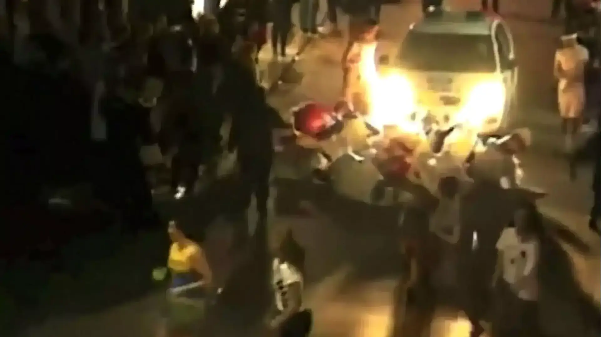 ניידת משטרה משחקת באולינג עם  אנשים שמחופשים לפינים